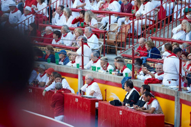 Público asistente a la Plaza de Toros de Pamplona durante la tercera corrida de la Feria del Toro 2019 con la ganadería de José Escolar para los diestros Fernando Robleño, Javier Castaño y Pepe Moral.