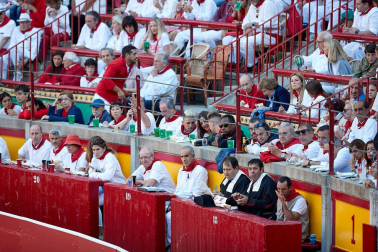 Público asistente a la Plaza de Toros de Pamplona durante la tercera corrida de la Feria del Toro 2019 con la ganadería de José Escolar para los diestros Fernando Robleño, Javier Castaño y Pepe Moral.