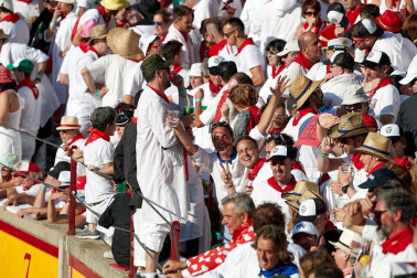 Público asistente a la Plaza de Toros de Pamplona durante la tercera corrida de la Feria del Toro 2019 con la ganadería de José Escolar para los diestros Fernando Robleño, Javier Castaño y Pepe Moral.