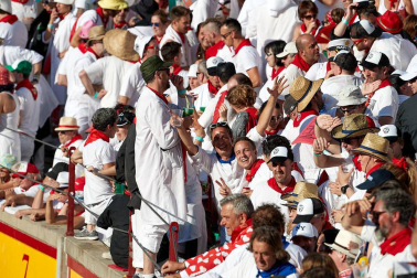 Público asistente a la Plaza de Toros de Pamplona durante la tercera corrida de la Feria del Toro 2019 con la ganadería de José Escolar para los diestros Fernando Robleño, Javier Castaño y Pepe Moral.