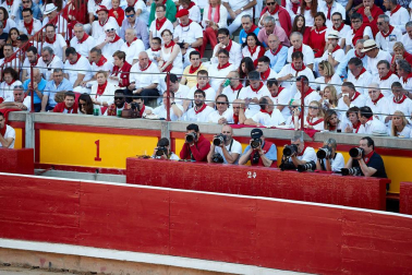 Público asistente a la Plaza de Toros de Pamplona durante la tercera corrida de la Feria del Toro 2019 con la ganadería de José Escolar para los diestros Fernando Robleño, Javier Castaño y Pepe Moral.