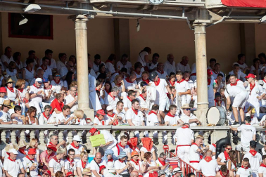 Público asistente a la Plaza de Toros de Pamplona durante la tercera corrida de la Feria del Toro 2019 con la ganadería de José Escolar para los diestros Fernando Robleño, Javier Castaño y Pepe Moral.