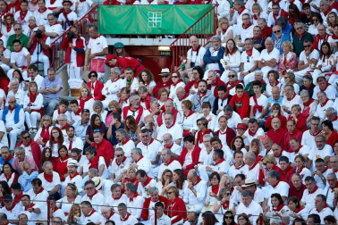 Público asistente a la Plaza de Toros de Pamplona durante la tercera corrida de la Feria del Toro 2019 con la ganadería de José Escolar para los diestros Fernando Robleño, Javier Castaño y Pepe Moral.