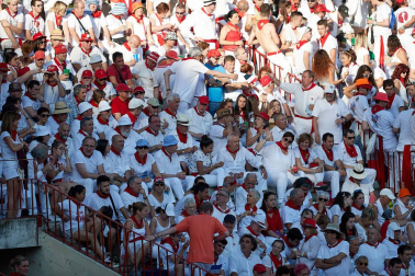 Público asistente a la Plaza de Toros de Pamplona durante la tercera corrida de la Feria del Toro 2019 con la ganadería de José Escolar para los diestros Fernando Robleño, Javier Castaño y Pepe Moral.