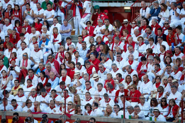 Público asistente a la Plaza de Toros de Pamplona durante la tercera corrida de la Feria del Toro 2019 con la ganadería de José Escolar para los diestros Fernando Robleño, Javier Castaño y Pepe Moral.