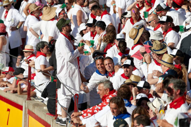 Público asistente a la Plaza de Toros de Pamplona durante la tercera corrida de la Feria del Toro 2019 con la ganadería de José Escolar para los diestros Fernando Robleño, Javier Castaño y Pepe Moral.