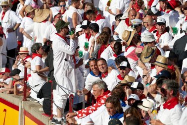 Público asistente a la Plaza de Toros de Pamplona durante la tercera corrida de la Feria del Toro 2019 con la ganadería de José Escolar para los diestros Fernando Robleño, Javier Castaño y Pepe Moral.