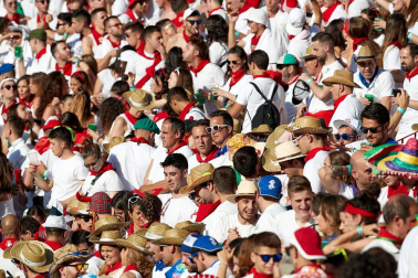 Público asistente a la Plaza de Toros de Pamplona durante la tercera corrida de la Feria del Toro 2019 con la ganadería de José Escolar para los diestros Fernando Robleño, Javier Castaño y Pepe Moral.