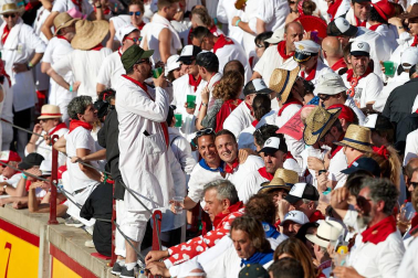 Público asistente a la Plaza de Toros de Pamplona durante la tercera corrida de la Feria del Toro 2019 con la ganadería de José Escolar para los diestros Fernando Robleño, Javier Castaño y Pepe Moral.