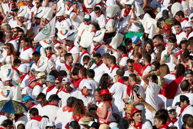 Público asistente a la Plaza de Toros de Pamplona durante la tercera corrida de la Feria del Toro 2019 con la ganadería de José Escolar para los diestros Fernando Robleño, Javier Castaño y Pepe Moral.