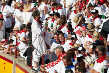 Público asistente a la Plaza de Toros de Pamplona durante la tercera corrida de la Feria del Toro 2019 con la ganadería de José Escolar para los diestros Fernando Robleño, Javier Castaño y Pepe Moral.