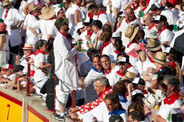 Público asistente a la Plaza de Toros de Pamplona durante la tercera corrida de la Feria del Toro 2019 con la ganadería de José Escolar para los diestros Fernando Robleño, Javier Castaño y Pepe Moral.