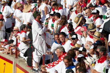 Público asistente a la Plaza de Toros de Pamplona durante la tercera corrida de la Feria del Toro 2019 con la ganadería de José Escolar para los diestros Fernando Robleño, Javier Castaño y Pepe Moral.