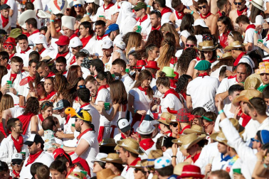 Público asistente a la Plaza de Toros de Pamplona durante la tercera corrida de la Feria del Toro 2019 con la ganadería de José Escolar para los diestros Fernando Robleño, Javier Castaño y Pepe Moral.