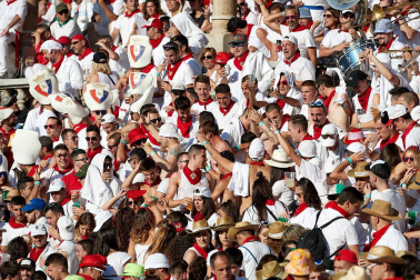 Público asistente a la Plaza de Toros de Pamplona durante la tercera corrida de la Feria del Toro 2019 con la ganadería de José Escolar para los diestros Fernando Robleño, Javier Castaño y Pepe Moral.