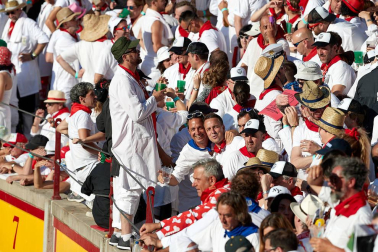 Público asistente a la Plaza de Toros de Pamplona durante la tercera corrida de la Feria del Toro 2019 con la ganadería de José Escolar para los diestros Fernando Robleño, Javier Castaño y Pepe Moral.