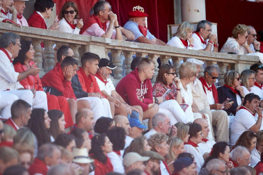 Público asistente a la Plaza de Toros de Pamplona durante la tercera corrida de la Feria del Toro 2019 con la ganadería de José Escolar para los diestros Fernando Robleño, Javier Castaño y Pepe Moral.