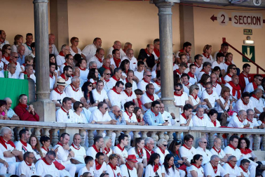 Público asistente a la Plaza de Toros de Pamplona durante la tercera corrida de la Feria del Toro 2019 con la ganadería de José Escolar para los diestros Fernando Robleño, Javier Castaño y Pepe Moral.