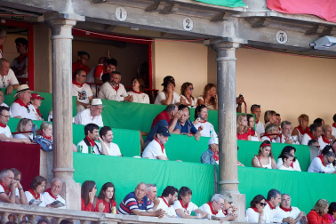 Público asistente a la Plaza de Toros de Pamplona durante la tercera corrida de la Feria del Toro 2019 con la ganadería de José Escolar para los diestros Fernando Robleño, Javier Castaño y Pepe Moral.