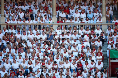 Público asistente a la Plaza de Toros de Pamplona durante la tercera corrida de la Feria del Toro 2019 con la ganadería de José Escolar para los diestros Fernando Robleño, Javier Castaño y Pepe Moral.