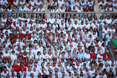 Público asistente a la Plaza de Toros de Pamplona durante la tercera corrida de la Feria del Toro 2019 con la ganadería de José Escolar para los diestros Fernando Robleño, Javier Castaño y Pepe Moral.
