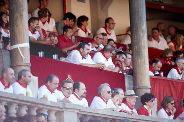 Público asistente a la Plaza de Toros de Pamplona durante la tercera corrida de la Feria del Toro 2019 con la ganadería de José Escolar para los diestros Fernando Robleño, Javier Castaño y Pepe Moral.