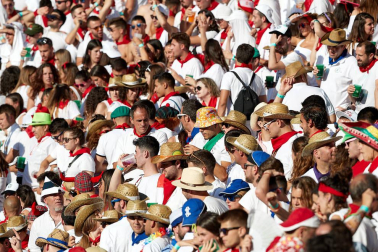 Público asistente a la Plaza de Toros de Pamplona durante la tercera corrida de la Feria del Toro 2019 con la ganadería de José Escolar para los diestros Fernando Robleño, Javier Castaño y Pepe Moral.