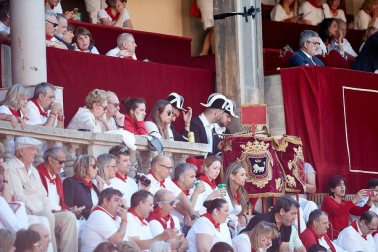 Público asistente a la Plaza de Toros de Pamplona durante la tercera corrida de la Feria del Toro 2019 con la ganadería de José Escolar para los diestros Fernando Robleño, Javier Castaño y Pepe Moral.