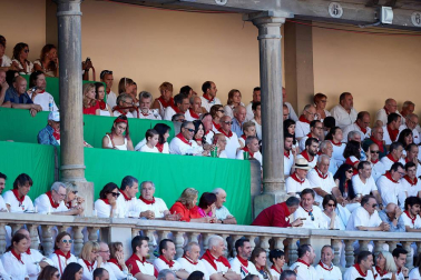 Público asistente a la Plaza de Toros de Pamplona durante la tercera corrida de la Feria del Toro 2019 con la ganadería de José Escolar para los diestros Fernando Robleño, Javier Castaño y Pepe Moral.