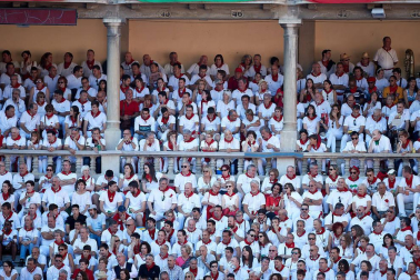 Público asistente a la Plaza de Toros de Pamplona durante la tercera corrida de la Feria del Toro 2019 con la ganadería de José Escolar para los diestros Fernando Robleño, Javier Castaño y Pepe Moral.