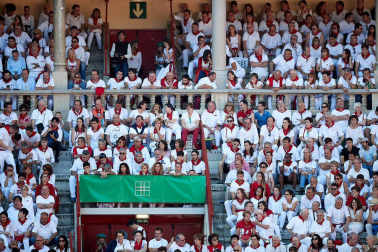 Público asistente a la Plaza de Toros de Pamplona durante la tercera corrida de la Feria del Toro 2019 con la ganadería de José Escolar para los diestros Fernando Robleño, Javier Castaño y Pepe Moral.