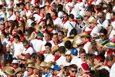 Público asistente a la Plaza de Toros de Pamplona durante la tercera corrida de la Feria del Toro 2019 con la ganadería de José Escolar para los diestros Fernando Robleño, Javier Castaño y Pepe Moral.