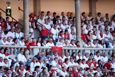 Público asistente a la Plaza de Toros de Pamplona durante la tercera corrida de la Feria del Toro 2019 con la ganadería de José Escolar para los diestros Fernando Robleño, Javier Castaño y Pepe Moral.
