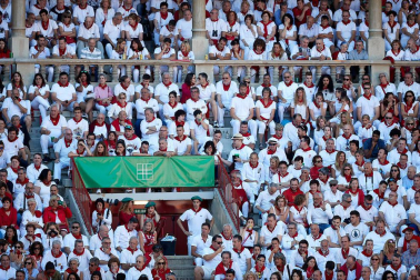 Público asistente a la Plaza de Toros de Pamplona durante la tercera corrida de la Feria del Toro 2019 con la ganadería de José Escolar para los diestros Fernando Robleño, Javier Castaño y Pepe Moral.
