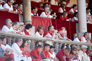 Público asistente a la Plaza de Toros de Pamplona durante la tercera corrida de la Feria del Toro 2019 con la ganadería de José Escolar para los diestros Fernando Robleño, Javier Castaño y Pepe Moral.
