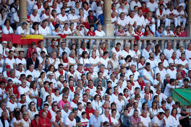 Público asistente a la Plaza de Toros de Pamplona durante la tercera corrida de la Feria del Toro 2019 con la ganadería de José Escolar para los diestros Fernando Robleño, Javier Castaño y Pepe Moral.