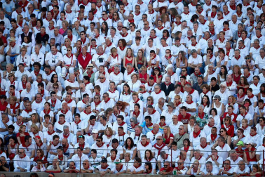 Público asistente a la Plaza de Toros de Pamplona durante la tercera corrida de la Feria del Toro 2019 con la ganadería de José Escolar para los diestros Fernando Robleño, Javier Castaño y Pepe Moral.