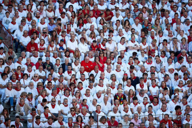 Público asistente a la Plaza de Toros de Pamplona durante la tercera corrida de la Feria del Toro 2019 con la ganadería de José Escolar para los diestros Fernando Robleño, Javier Castaño y Pepe Moral.
