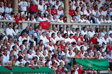 Público asistente a la Plaza de Toros de Pamplona durante la tercera corrida de la Feria del Toro 2019 con la ganadería de José Escolar para los diestros Fernando Robleño, Javier Castaño y Pepe Moral.