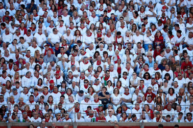 Público asistente a la Plaza de Toros de Pamplona durante la tercera corrida de la Feria del Toro 2019 con la ganadería de José Escolar para los diestros Fernando Robleño, Javier Castaño y Pepe Moral.