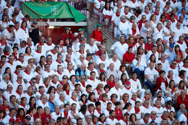 Público asistente a la Plaza de Toros de Pamplona durante la tercera corrida de la Feria del Toro 2019 con la ganadería de José Escolar para los diestros Fernando Robleño, Javier Castaño y Pepe Moral.