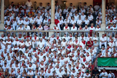 Público asistente a la Plaza de Toros de Pamplona durante la tercera corrida de la Feria del Toro 2019 con la ganadería de José Escolar para los diestros Fernando Robleño, Javier Castaño y Pepe Moral.