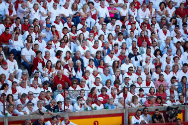 Público asistente a la Plaza de Toros de Pamplona durante la tercera corrida de la Feria del Toro 2019 con la ganadería de José Escolar para los diestros Fernando Robleño, Javier Castaño y Pepe Moral.
