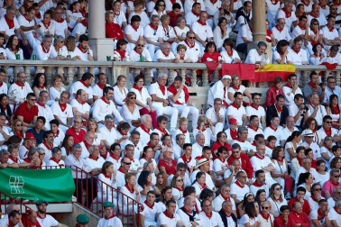 Público asistente a la Plaza de Toros de Pamplona durante la tercera corrida de la Feria del Toro 2019 con la ganadería de José Escolar para los diestros Fernando Robleño, Javier Castaño y Pepe Moral.