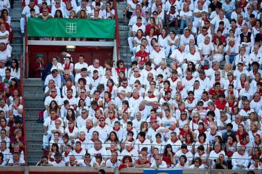 Público asistente a la Plaza de Toros de Pamplona durante la tercera corrida de la Feria del Toro 2019 con la ganadería de José Escolar para los diestros Fernando Robleño, Javier Castaño y Pepe Moral.