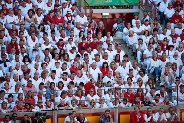 Público asistente a la Plaza de Toros de Pamplona durante la tercera corrida de la Feria del Toro 2019 con la ganadería de José Escolar para los diestros Fernando Robleño, Javier Castaño y Pepe Moral.