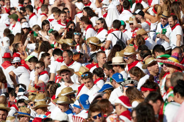 Público asistente a la Plaza de Toros de Pamplona durante la tercera corrida de la Feria del Toro 2019 con la ganadería de José Escolar para los diestros Fernando Robleño, Javier Castaño y Pepe Moral.