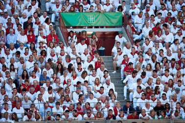 Público asistente a la Plaza de Toros de Pamplona durante la tercera corrida de la Feria del Toro 2019 con la ganadería de José Escolar para los diestros Fernando Robleño, Javier Castaño y Pepe Moral.