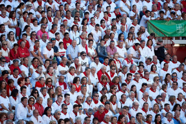 Público asistente a la Plaza de Toros de Pamplona durante la tercera corrida de la Feria del Toro 2019 con la ganadería de José Escolar para los diestros Fernando Robleño, Javier Castaño y Pepe Moral.