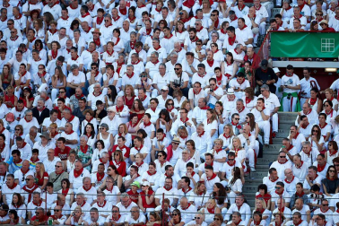 Público asistente a la Plaza de Toros de Pamplona durante la tercera corrida de la Feria del Toro 2019 con la ganadería de José Escolar para los diestros Fernando Robleño, Javier Castaño y Pepe Moral.